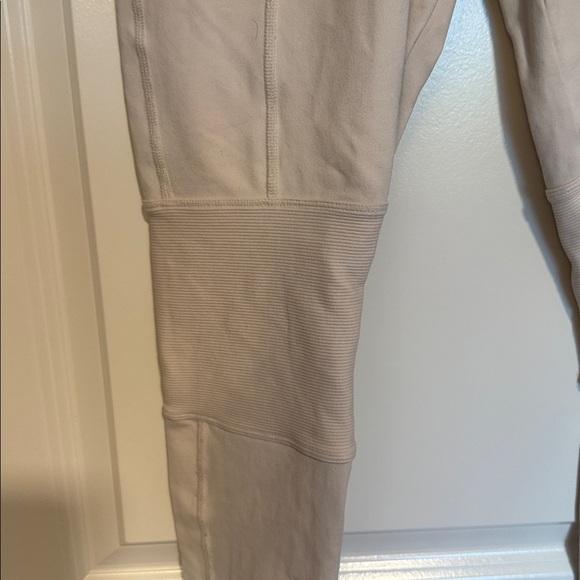 Alo yoga high waisted cream cargo leggings - Picture 5 of 13